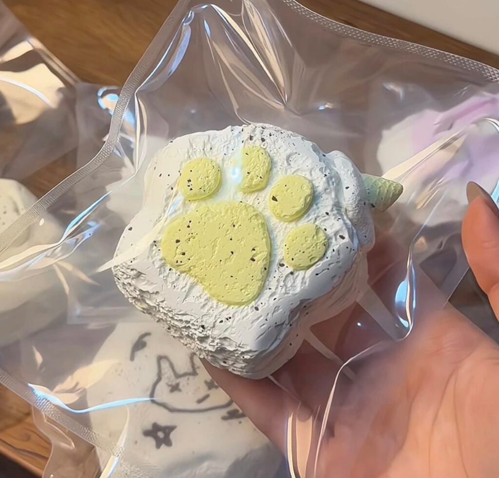 55018 Zhien Custard Puppy Paw Toast / 知恩的捏 奶黄狗爪吐司