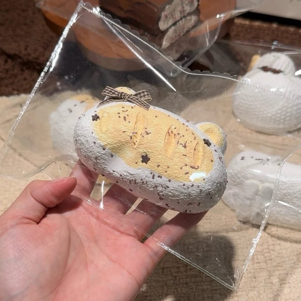 454000 August Squishy Bear Baguette (Fluffy Cream Paste Clay Texture Series) / 八月的捏 小熊法棍（绵膏泥触感系列）
