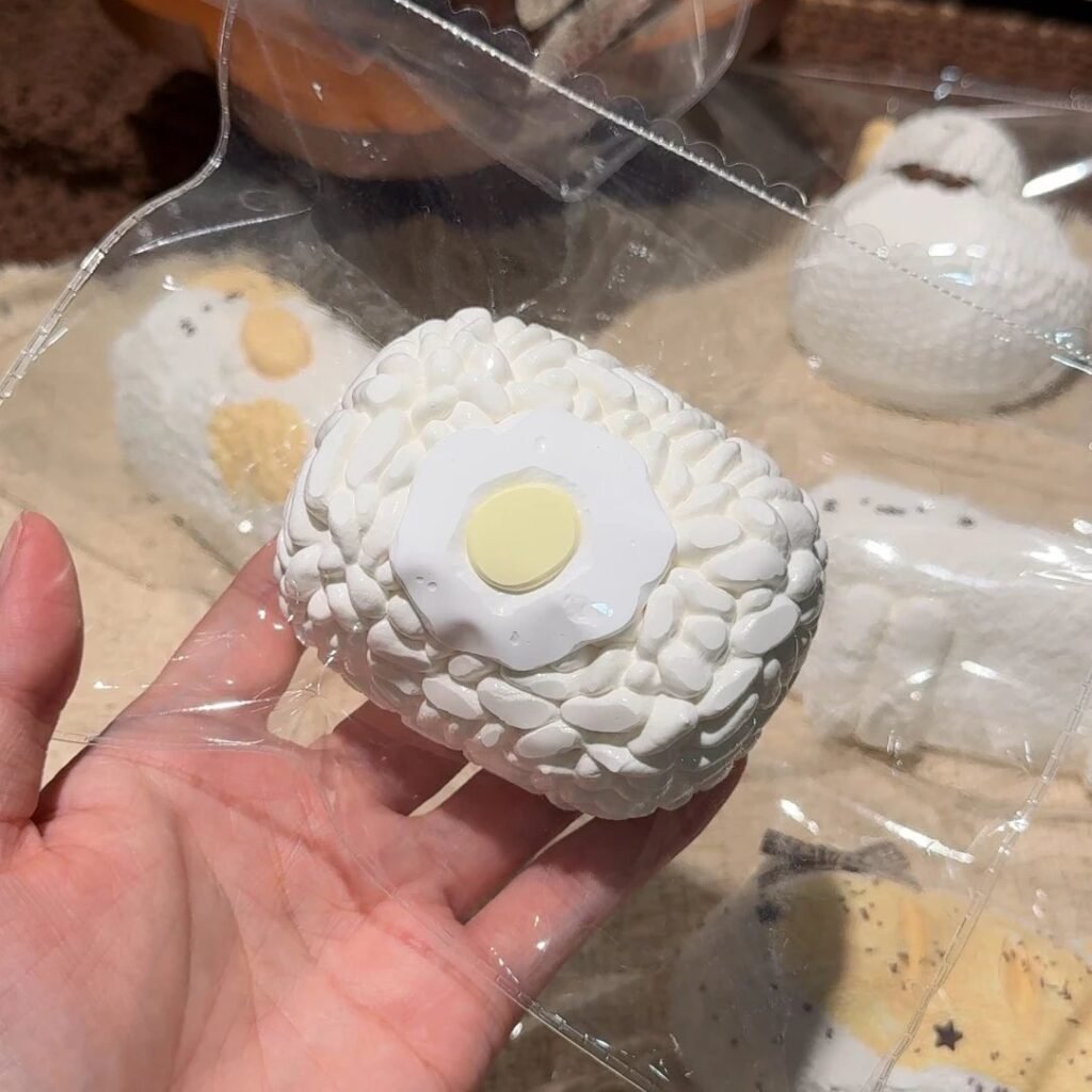 454001 August Squishy Fried Egg Rice Ball (Fluffy Cream Paste Clay Texture Series) / 八月的捏 煎蛋饭团（绵膏泥触感系列）