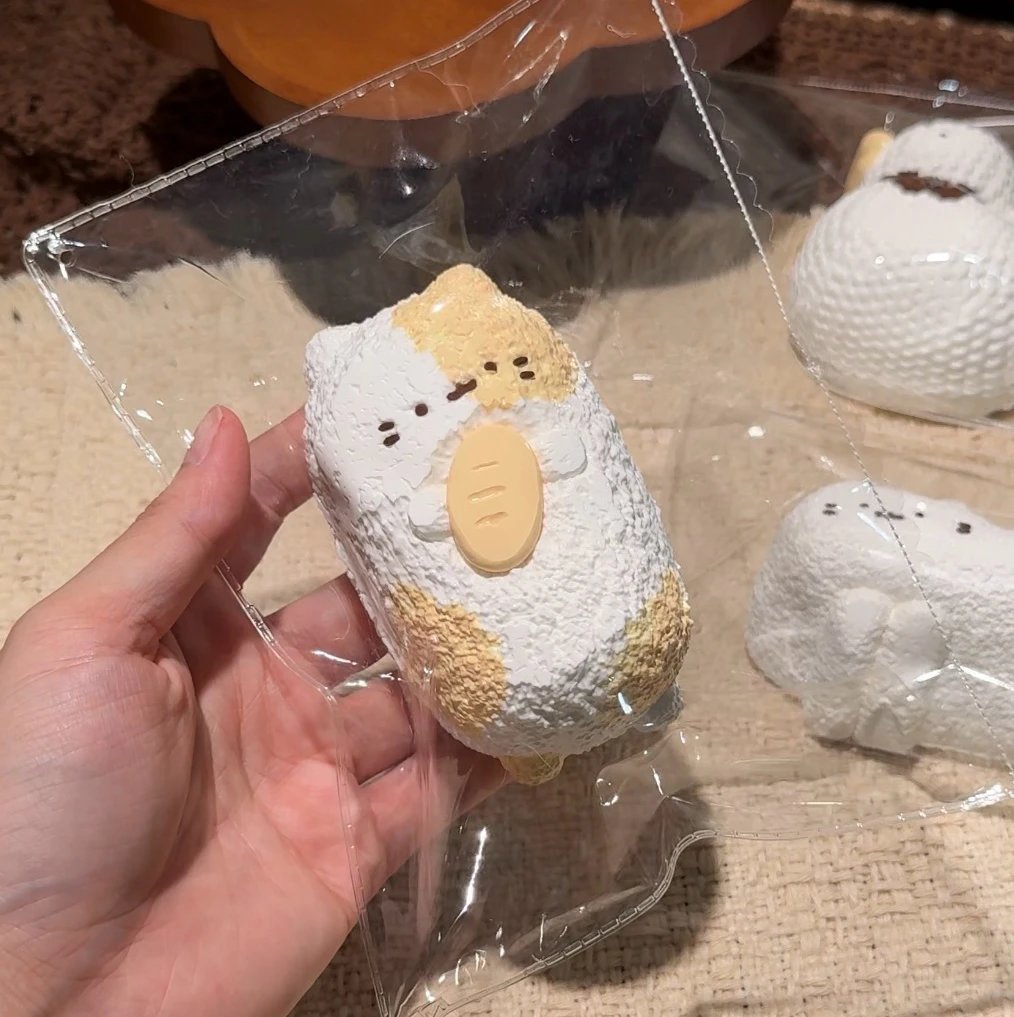 454004 August Squishy Baguette Cat (Fluffy Cream Paste Clay Texture Series) / 八月的捏 法棍小猫（绵膏泥触感系列）