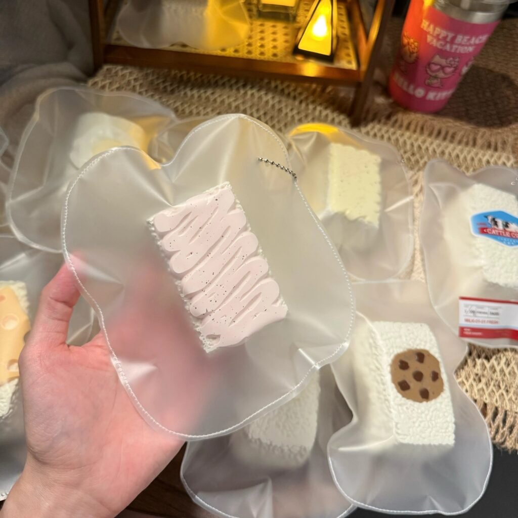 426002 Bing Bing Squishy Short Toast with Pink Drizzle (Sticky Clay Texture Series) / 饼饼的捏捏 短吐司（粉色淋酱）（黏糊泥触感系列）