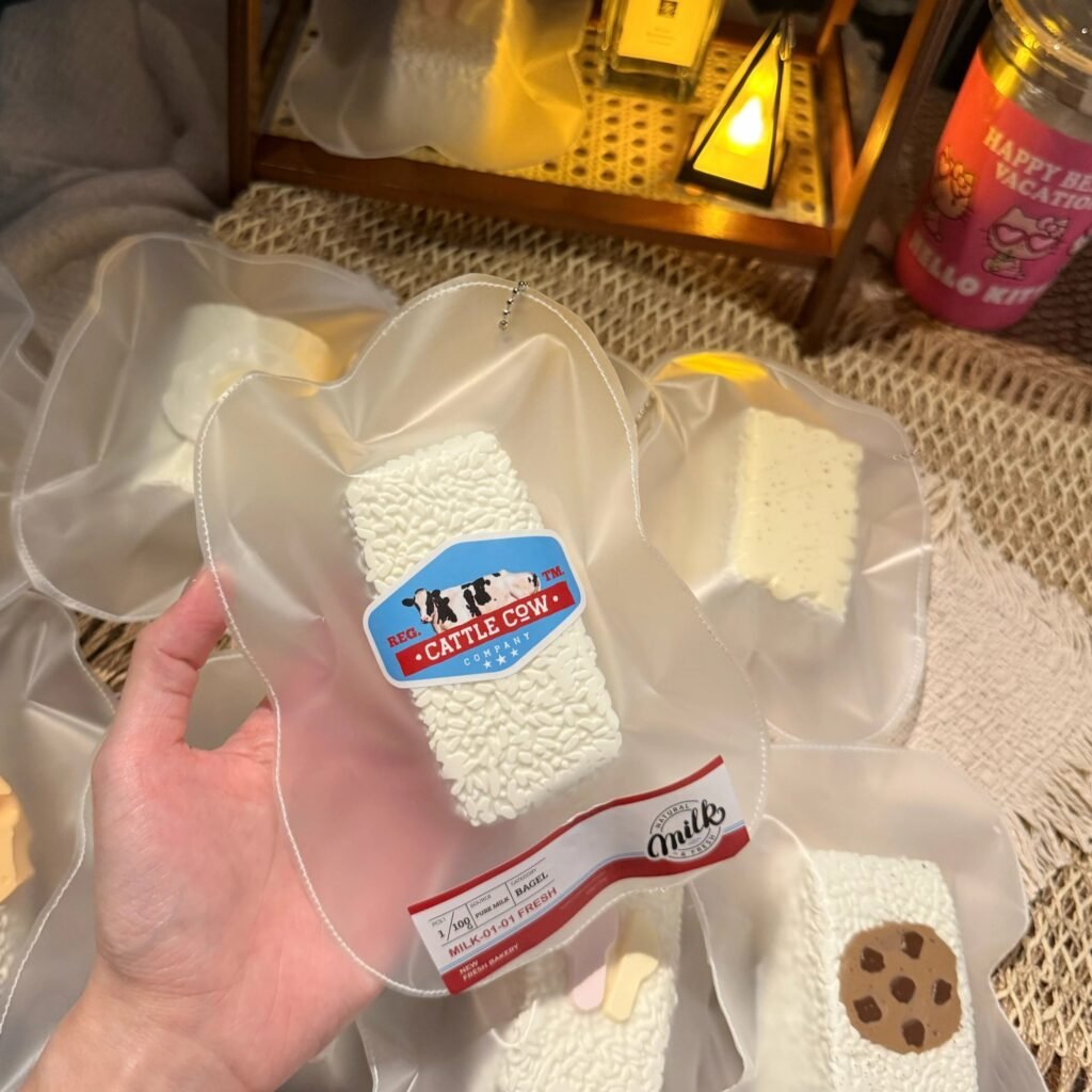 426006 Bing Bing Squishy Plain Long Rice Ball (Sticky Clay Texture Series) / 饼饼的捏捏 素长饭团（黏糊泥触感系列）