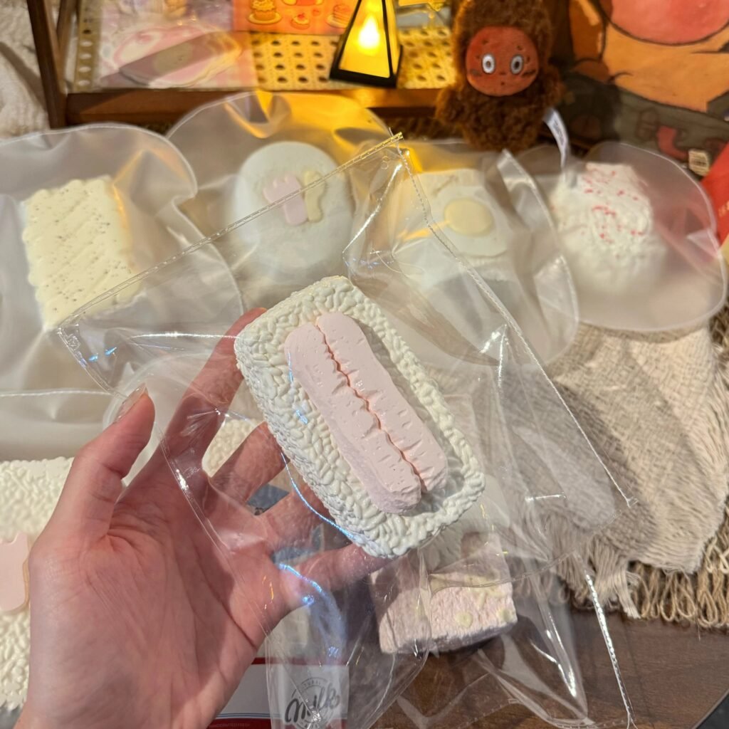 426009 Bing Bing Squishy Fried Dough Stick Long Rice Ball (Sticky Clay Texture Series) / 饼饼的捏捏 油条长饭团(黏糊泥触感系列)