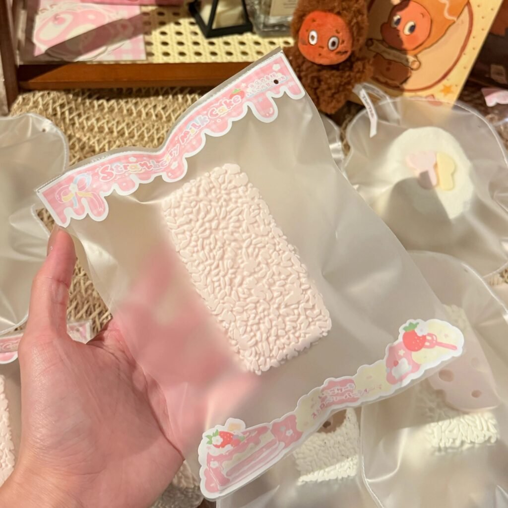 426010 Bing Bing Squishy Strawberry Milk Long Rice Ball (Sticky Clay Texture Series) / 饼饼的捏捏 草莓牛奶长饭团（黏糊泥触感系列）