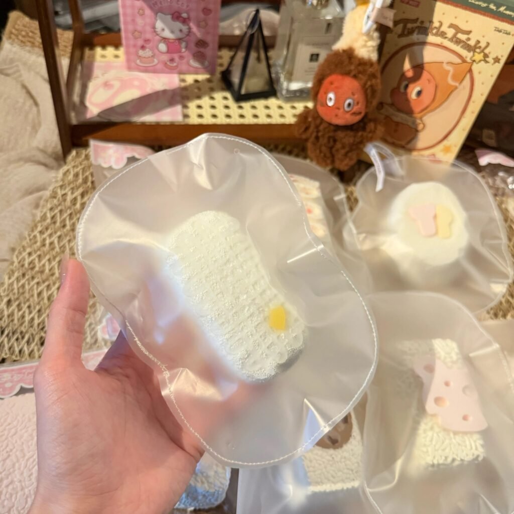 426011 Bing Bing Squishy Coconut Ladyfinger Biscuit (Sticky Clay Texture Series) / 饼饼的捏捏 椰子手指饼干（黏糊泥触感系列）