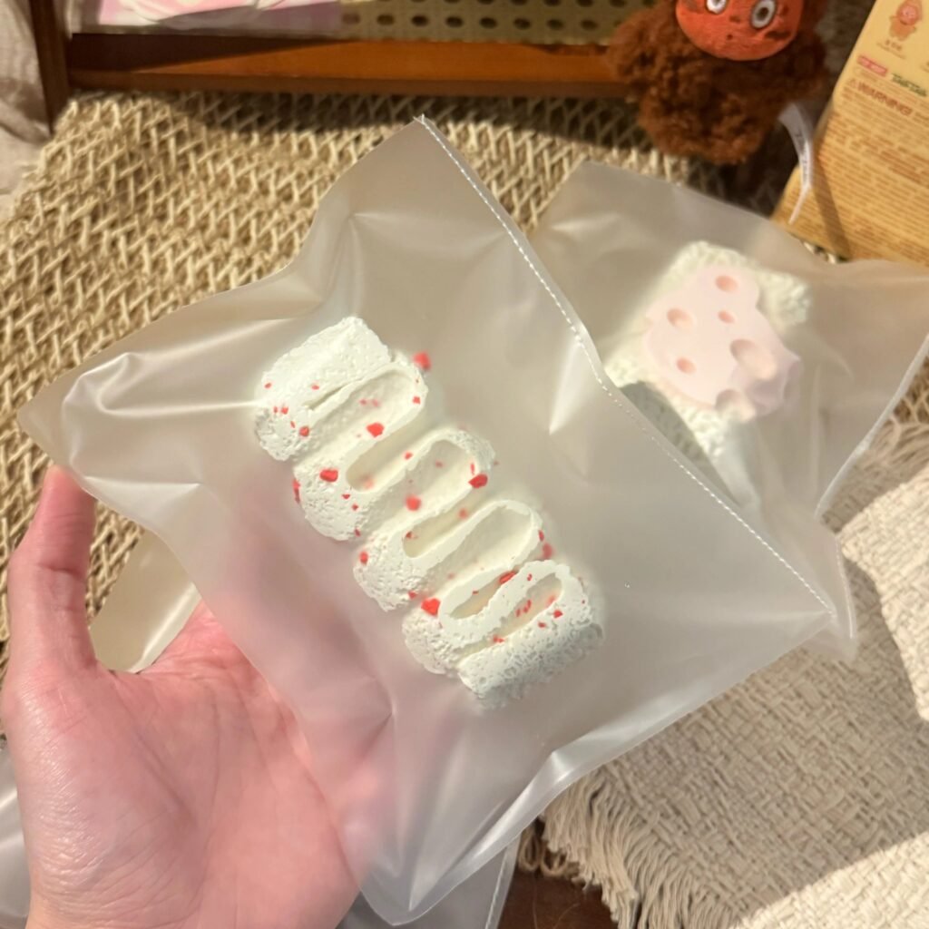 426013 Bing Bing Squishy Red Velvet Cream Bar (Sticky Clay Texture Series) / 饼饼的捏捏 红丝绒奶油条(黏糊泥触感系列)