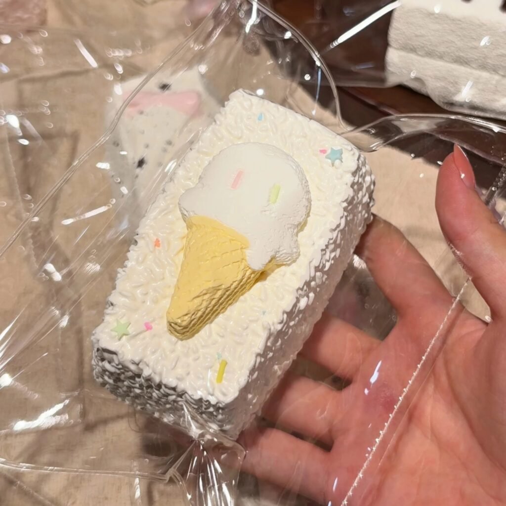 402011 Berry Berry Ice Cream Rice Ball / 莓了个莓 冰淇淋饭团
