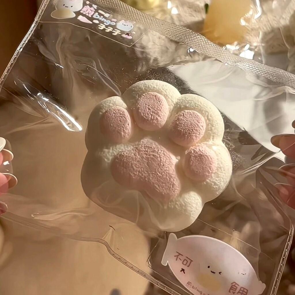 236022 Jian Bingo Zizizi Squishy Cat Paw - Flocked (Airy Cake Clay Texture Series) / 煎bingo子子子 猫爪（裹绒）（空气蛋糕泥触感系列）