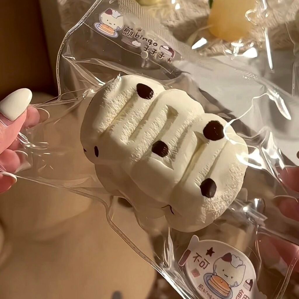 236024 Jian Bingo Zizizi Squishy Polka Dot Cream Bar (Airy Cake Clay Texture Series) / 煎bingo子子子 波点奶油条（空气蛋糕泥触感系列）