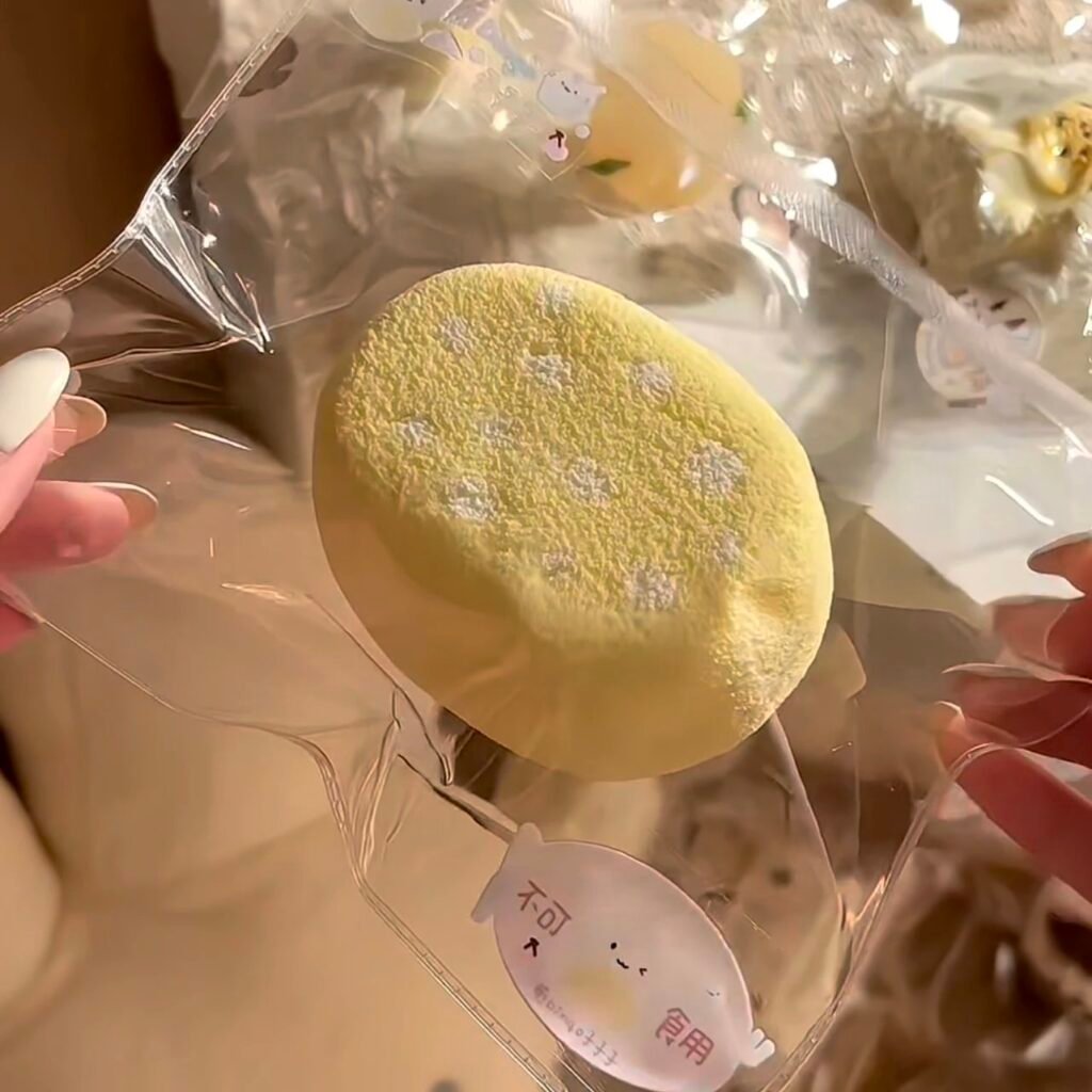 236026 Jian Bingo Zizizi Squishy Cheese Polka Dot Senbei (Airy Cake Clay Texture Series) / 煎bingo子子子 奶酪波点仙贝（空气蛋糕泥触感系列）