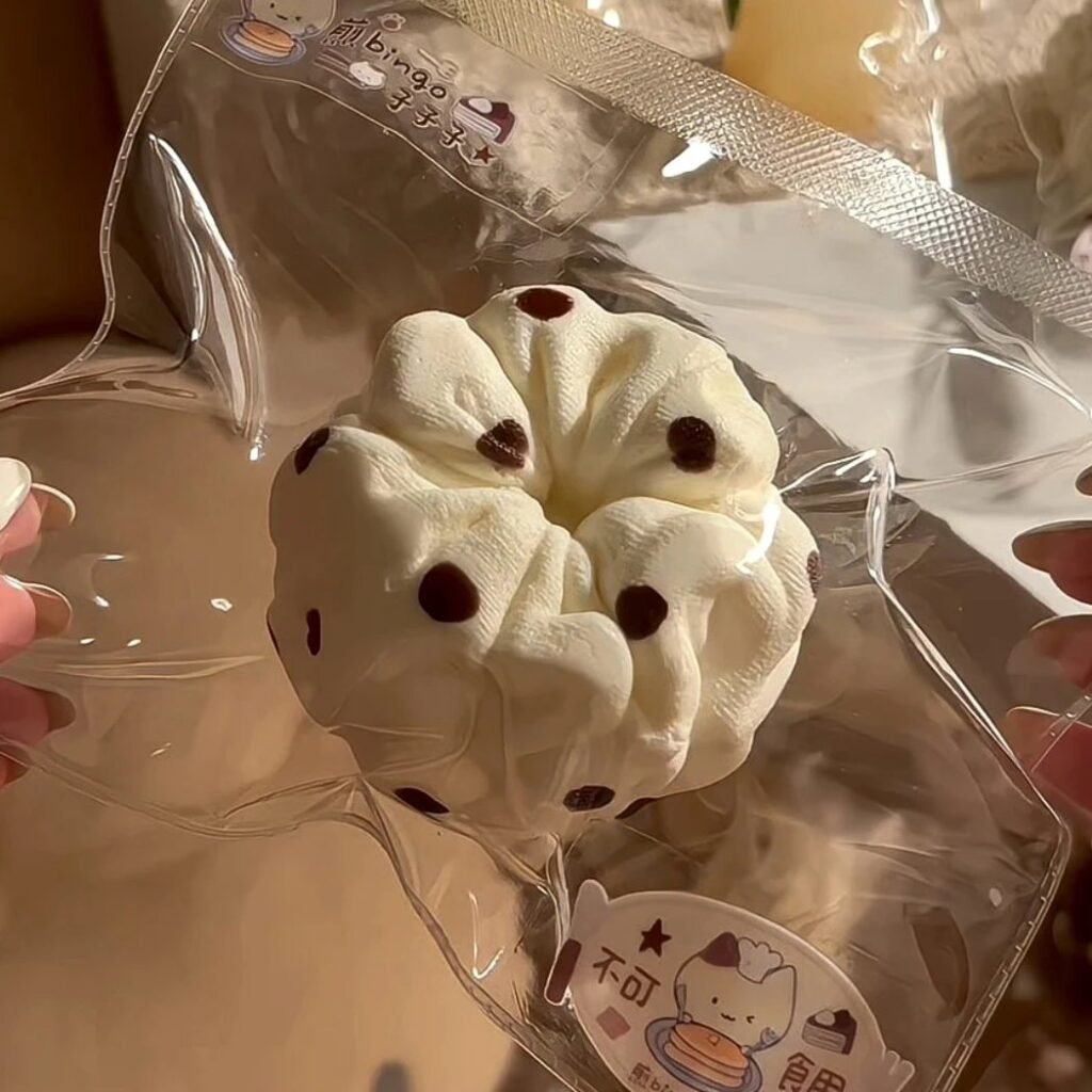 236029 Jian Bingo Zizizi Squishy Polka Dot Scrunchie (Airy Cake Clay Texture Series) / 煎bingo子子子 波点发圈（空气蛋糕泥触感系列）