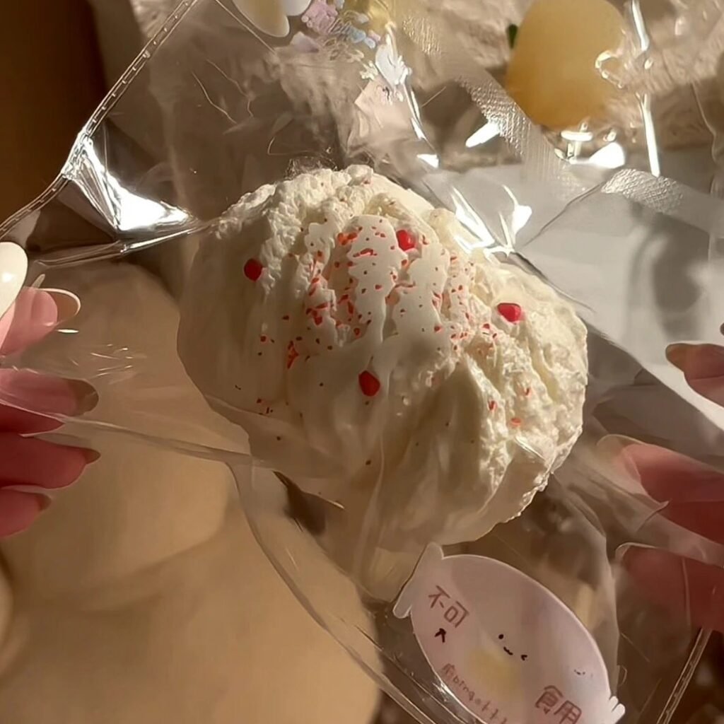 236036 Jian Bingo Zizizi Squishy Red Velvet Flower Roll (Dry Mochi Clay Texture Series) / 煎bingo子子子 红丝绒花卷（干麻薯泥触感系列）