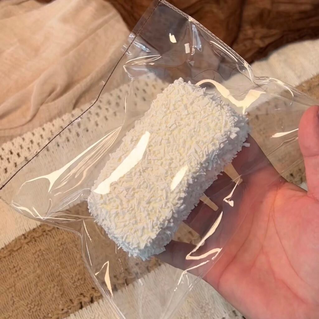 451008 Baking Soda Squishy Coconut Long Rice Ball / 小苏打捏 椰蓉长饭团