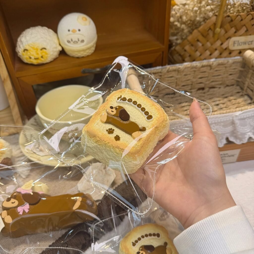 152041 Chen Kevin Dachshund Large Toast (Cream Frosting Clay Texture Series) / Chen凯文 腊肠狗大吐司（奶霜泥触感系列）