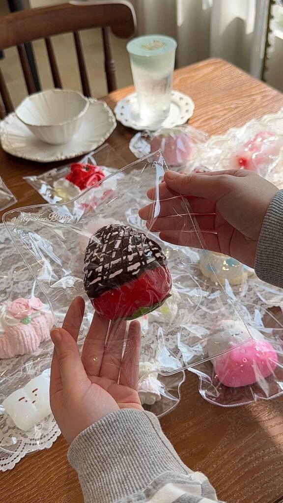 515013 Cherry Ice Chocolate Drizzle Strawberry (Soft Butter Texture Series) / 樱桃冰 巧克力淋酱草莓（软黄油触感系列）