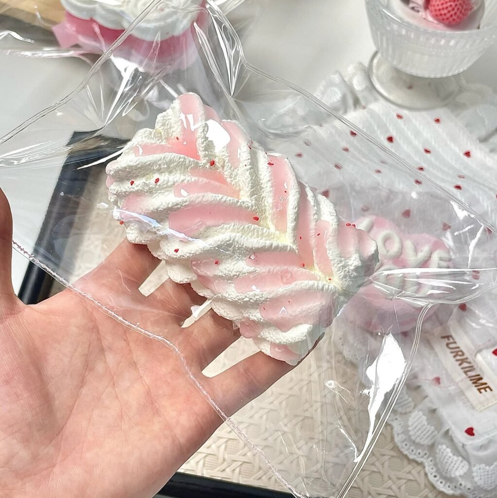 511010 Chun Zhai Xiao Pa Strawberry Jam Twist (Cotton Cream Texture Series) / 椿宅小帕捏 草莓果酱麻花（绵奶油触感系列）