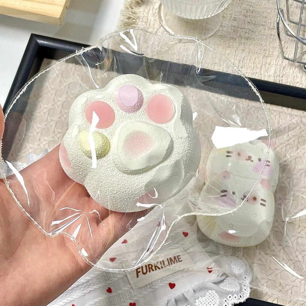 511011 Chun Zhai Xiao Pa Strawberry Jam Cat Paw (Light Cream Texture Series) / 椿宅小帕捏 草莓果酱猫爪（轻奶油触感系列）