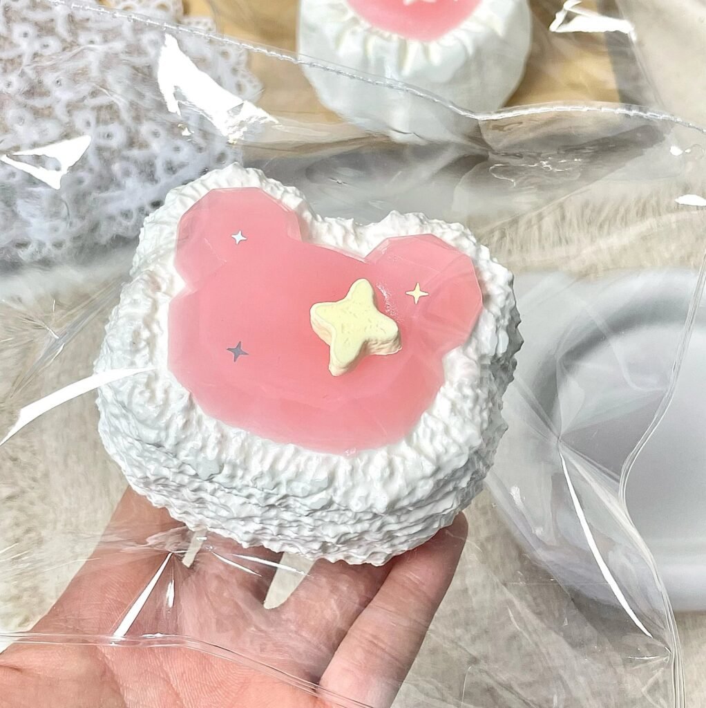 511012 Chun Zhai Xiao Pa Strawberry Pudding Bear (Light Cream Texture Series) / 椿宅小帕捏 草莓布丁熊（轻奶油触感系列）