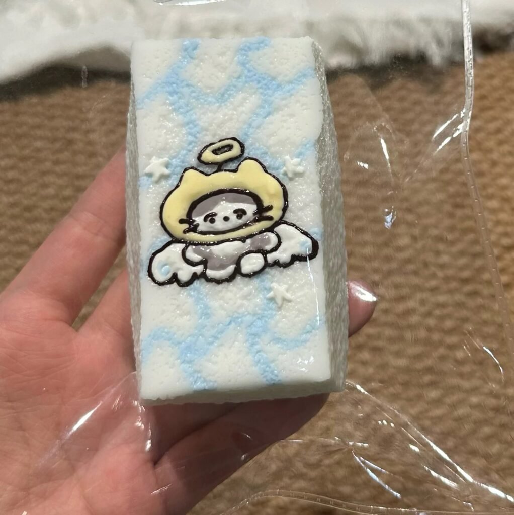 547012 DingDing Squishy Marching Cat (Cream Paste Clay Texture Series) / DingDing捏捏 踏步小猫（乳膏泥触感系列）
