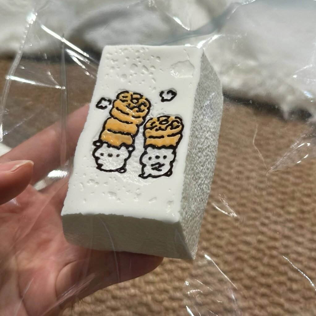 547018 DingDing Squishy Flower Cookie Bear (Cream Paste Clay Texture Series) / DingDing捏捏 花饼小熊(乳膏泥触感系列)