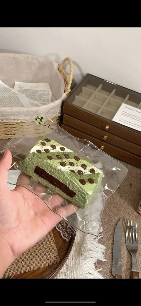 157024 Da Mianao Matcha Polka Dot Filled Long Toast (Cream Clay Texture Series) / Da棉袄 抹茶波点夹心长吐司（乳膏泥触感系列）