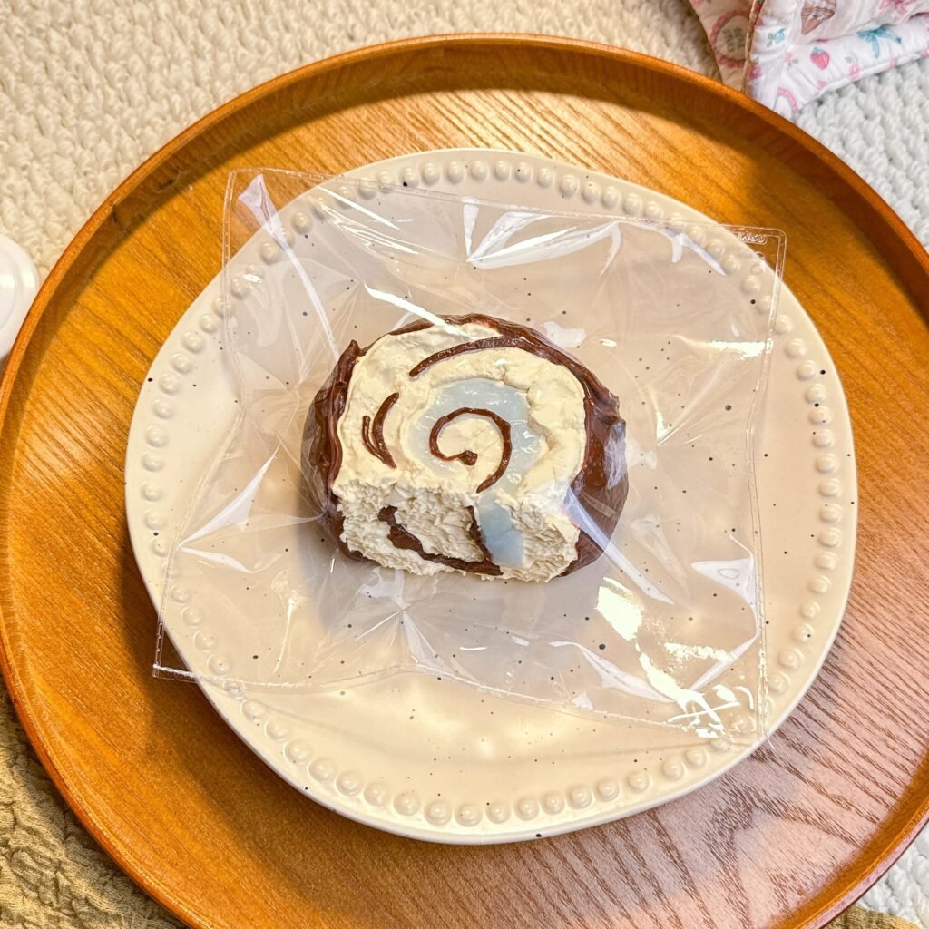 496010 Duoxi Studio Sea Salt Chocolate Swiss Roll (Soft Face Cream Texture Series) / 多喜捏捏studio 海盐纯巧瑞士卷（软面霜触感系列）