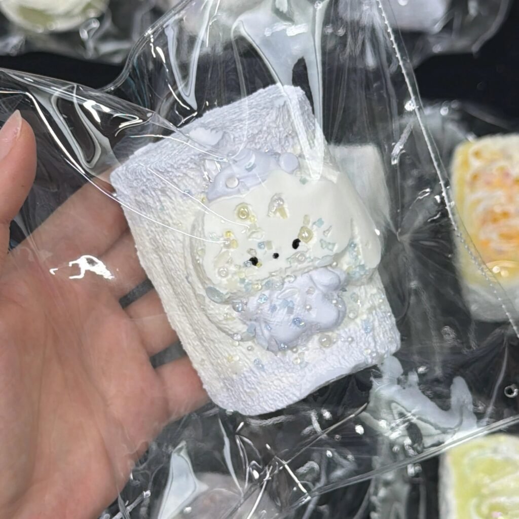 149085 DuozaiNN Pajama Bunny Marshmallow (Soft Sticky Clay Texture Series) / 多仔捏捏 睡衣兔棉花糖（黏糊泥（软）触感系列）