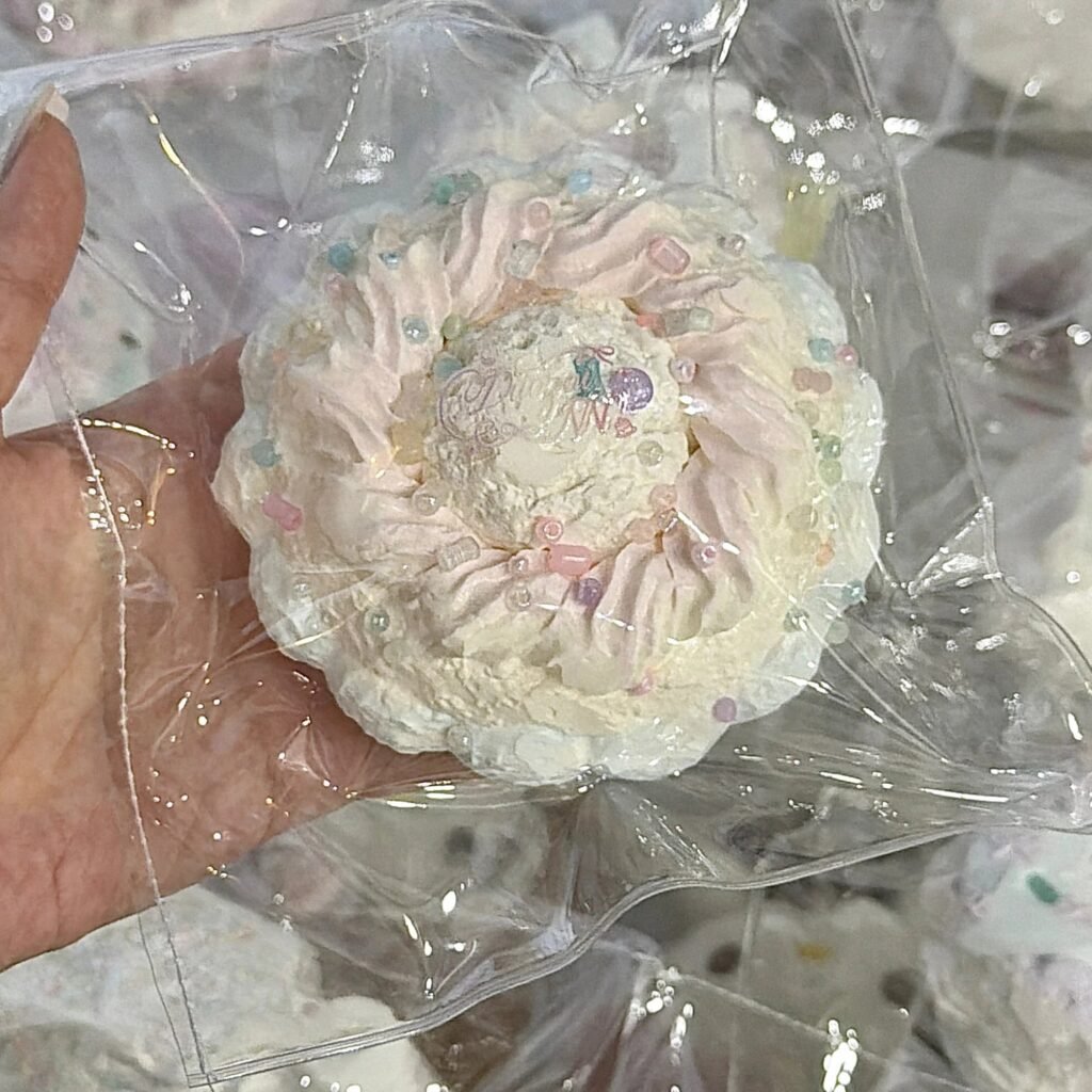 149104 DuozaiNN White Peach Donut (Sticky Clay Texture Series) / 多仔捏捏 白桃甜甜圈（黏糊泥触感系列）