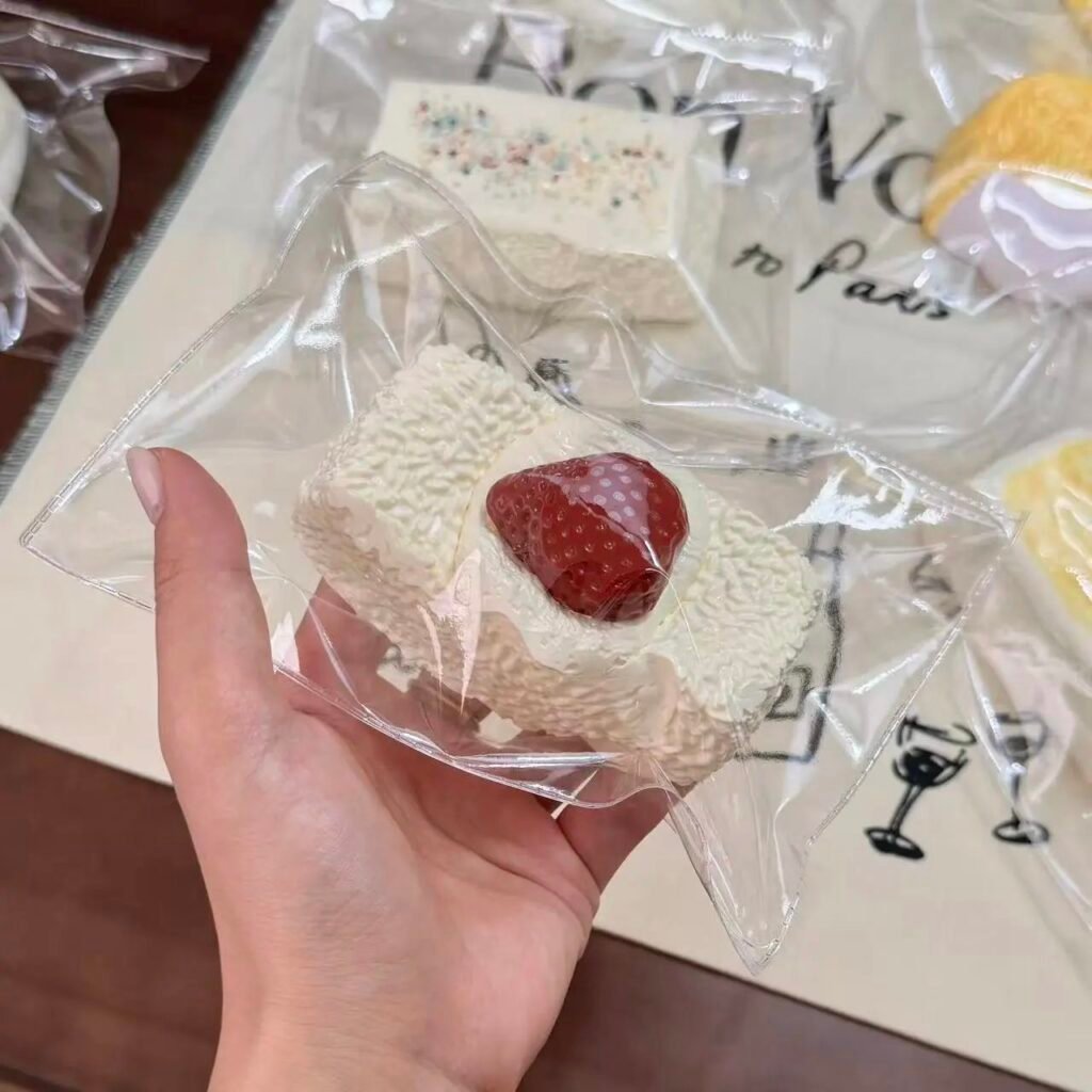 428061 Emo Studio Strawberry Long Rice Ball (Baked Fluffy Cream Texture Series) / Emo studio 草莓长饭团（烤箱绵奶油触感系列）