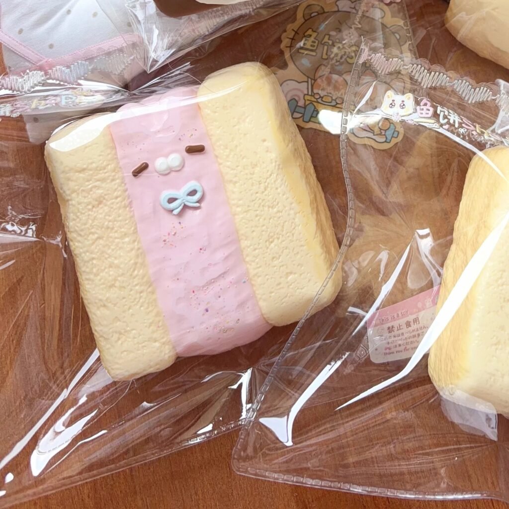 434024 Fish Cake Shop Cat Sandwich Bread - Pink Filling (Cream Paste Clay Texture Series) / 鱼饼Shop 小猫方包(粉色夹心)(乳膏泥触感系列)