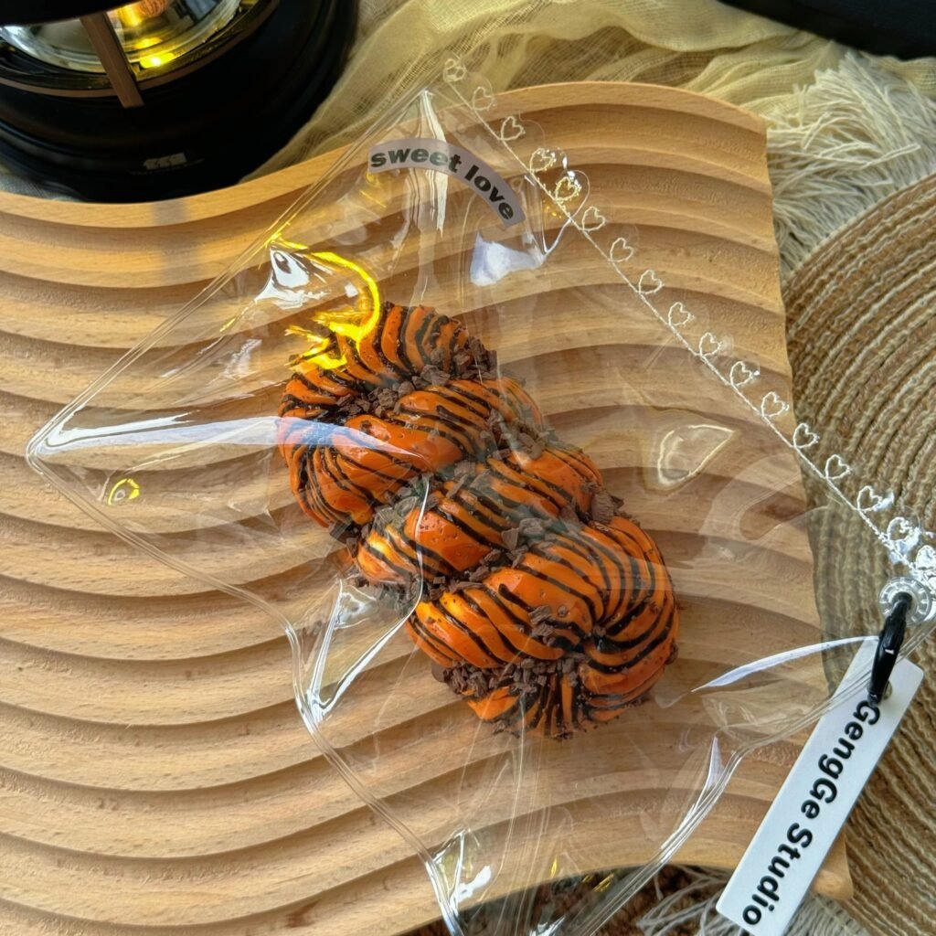 154017 GengGe Studio Crispy Glazed Twist - Chocolate - Small (Thick Cream Clay Texture Series) / GengGe Studio 脆皮淋酱麻花(巧克力小号)(厚奶油泥触感系列)