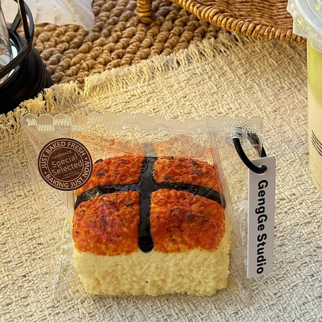 154037 GengGe Studio Hot Cross Bun - Chocolate (Thick Cream Clay Texture Series) / GengGe Studio 十字包(巧克力)(厚奶油泥触感系列)