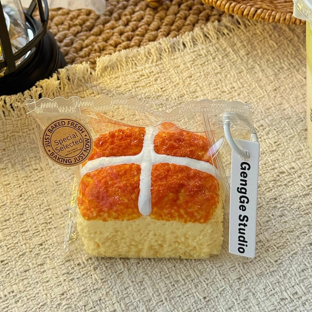 154038 GengGe Studio Hot Cross Bun - White Cream (Thick Cream Clay Texture Series) / GengGe Studio 十字包(白奶油)(厚奶油泥触感系列)