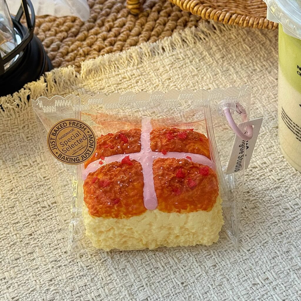 154041 GengGe Studio Hot Cross Bun - Strawberry Jam (Thick Cream Clay Texture Series) / GengGe Studio 十字包(草莓酱)(厚奶油泥触感系列)