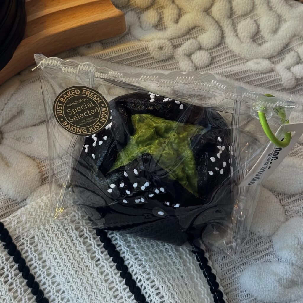154043 GengGe Studio Pretzel Ball - Dark Crust Matcha (Thick Cream Clay Texture Series) / GengGe Studio 碱水球(黑皮抹茶)(厚奶油泥触感系列)