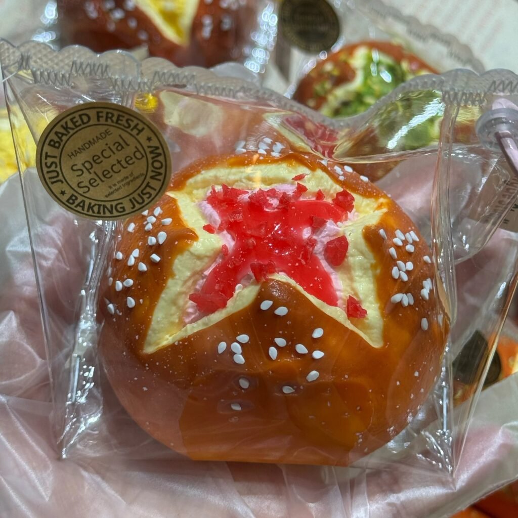 154045 GengGe Studio Pretzel Ball - Strawberry (Thick Cream Clay Texture Series) / GengGe Studio 碱水球(草莓)(厚奶油泥触感系列)