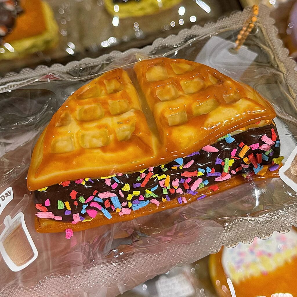 154082 GengGe Studio Lava Cream Waffle - Chocolate Sprinkles (Thick Cream Clay Texture Series) / GengGe Studio 爆浆奶油华夫（巧克力糖针）（厚奶油泥触感系列）