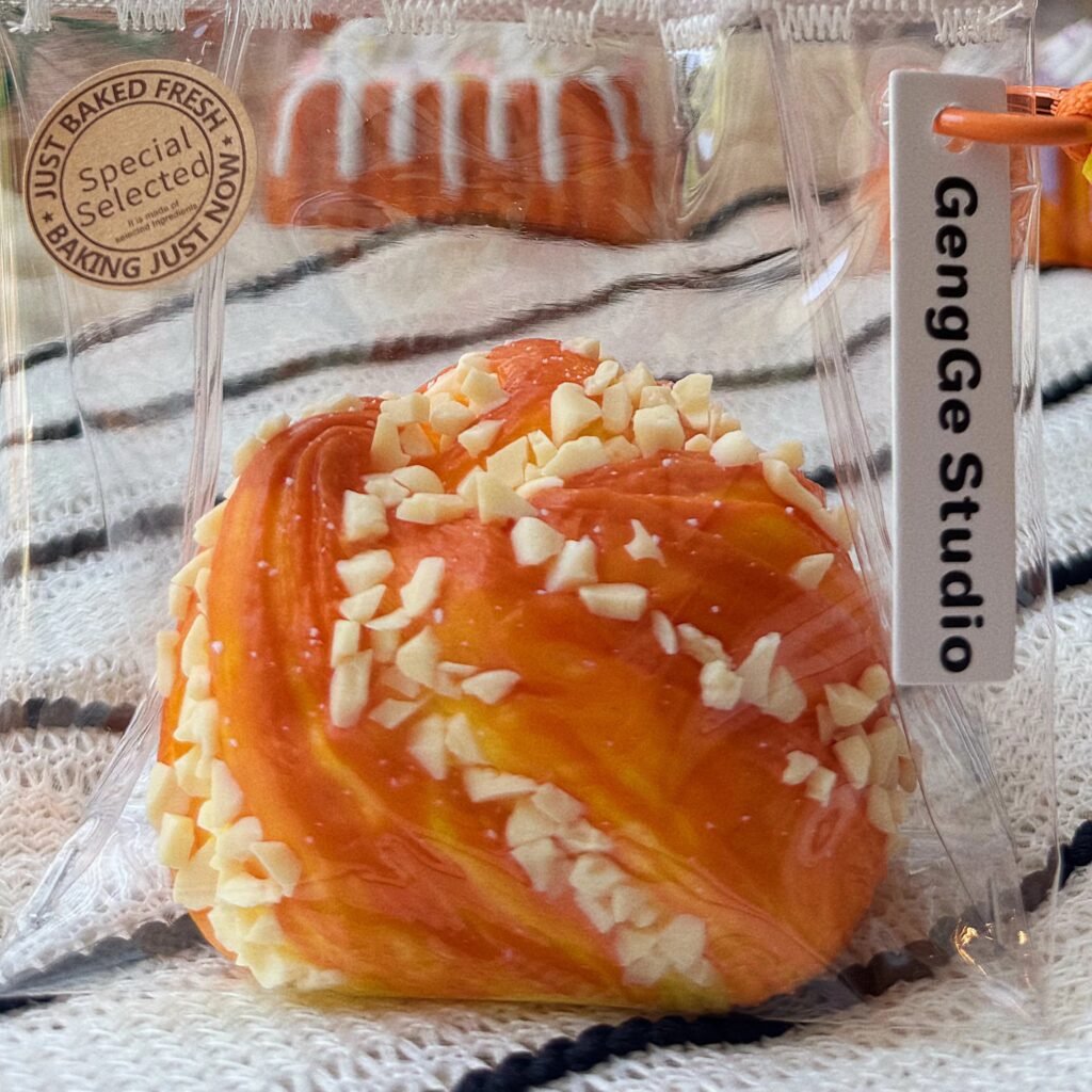 154088 GengGe Studio Rolled Bread - Original Peanut (Thick Cream Clay Texture Series) / GengGe Studio 卷卷面包（原味花生）（厚奶油泥触感系列）