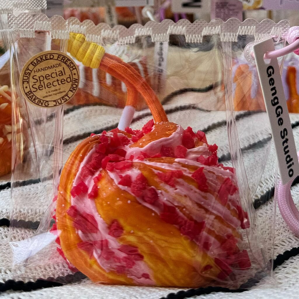 154090 GengGe Studio Rolled Bread - Strawberry (Thick Cream Clay Texture Series) / GengGe Studio 卷卷面包（草莓包）（厚奶油泥触感系列）