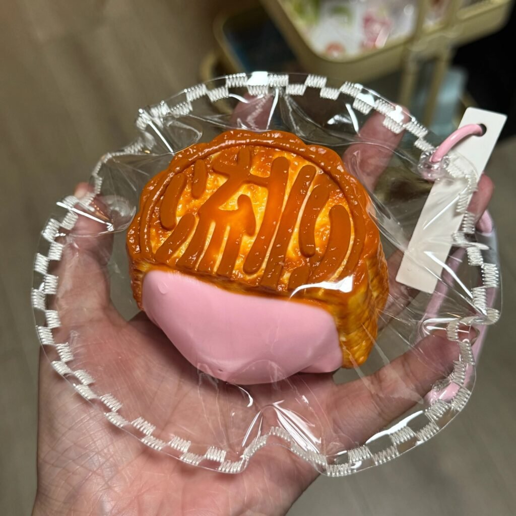 154128 GengGe Studio Lava Mooncake - Strawberry (Thick Cream Clay Texture Series) / GengGe Studio 流心月饼(草莓)(厚奶油泥触感系列)