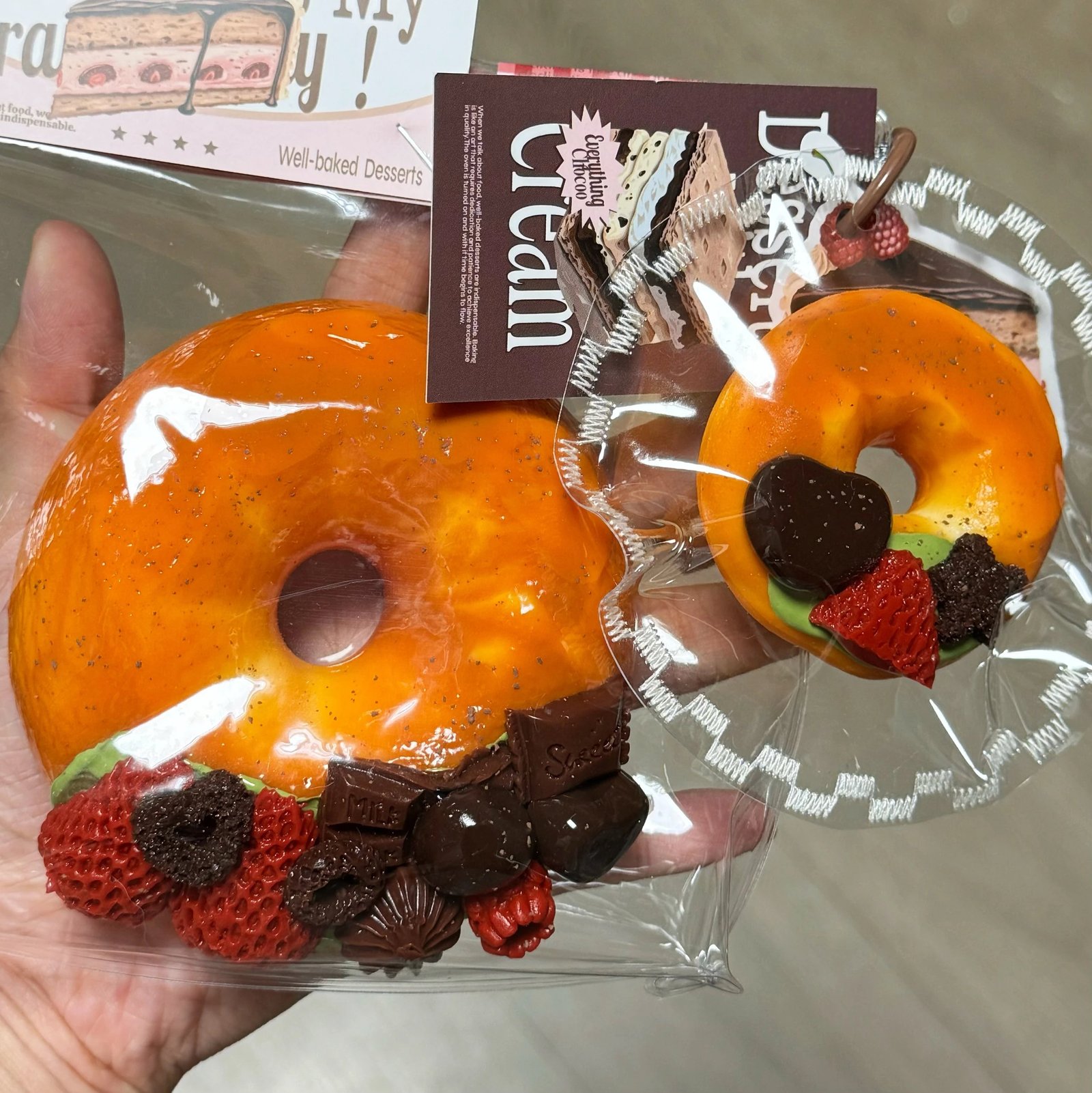 154199 GengGe Studio Bitten Bagel - Chocolate Strawberry - Parent and Mini (Thick Cream Clay Texture Series) / GengGe Studio 咬一口贝果(巧克力草莓子母款)(厚奶油泥触感系列)