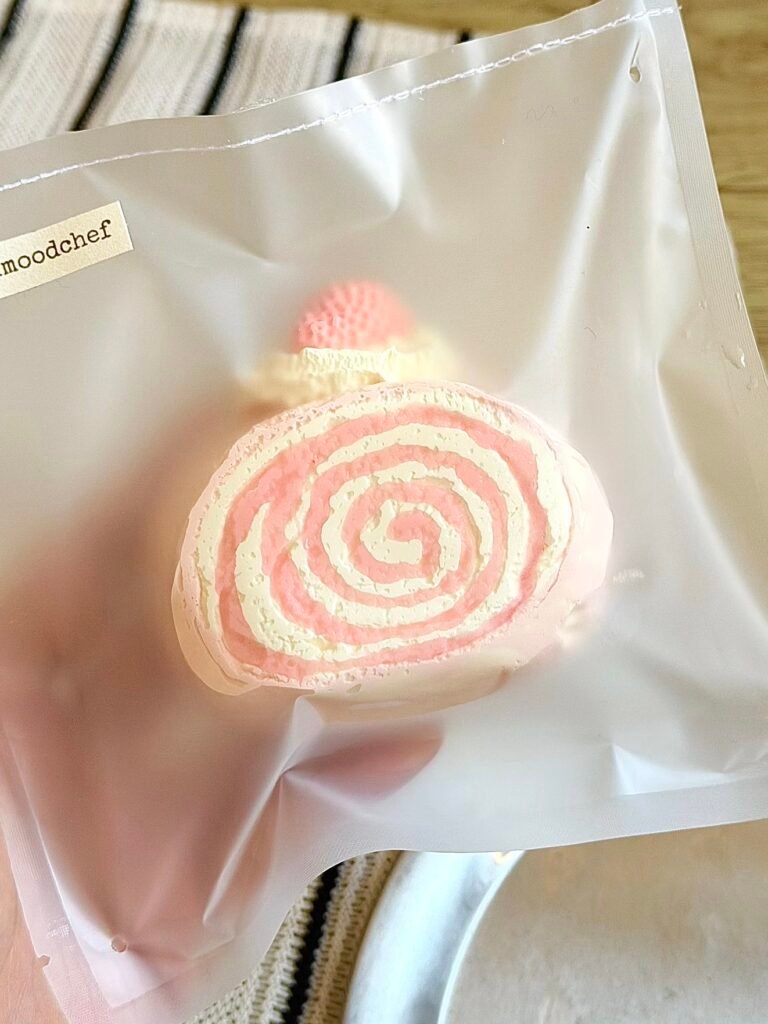7025 Good Mood Chef Light Snow Strawberry Jam Roll (Cream Paste Clay Texture Series) / Good Mood Chef 淡雪草莓果酱卷（乳膏泥触感系列）