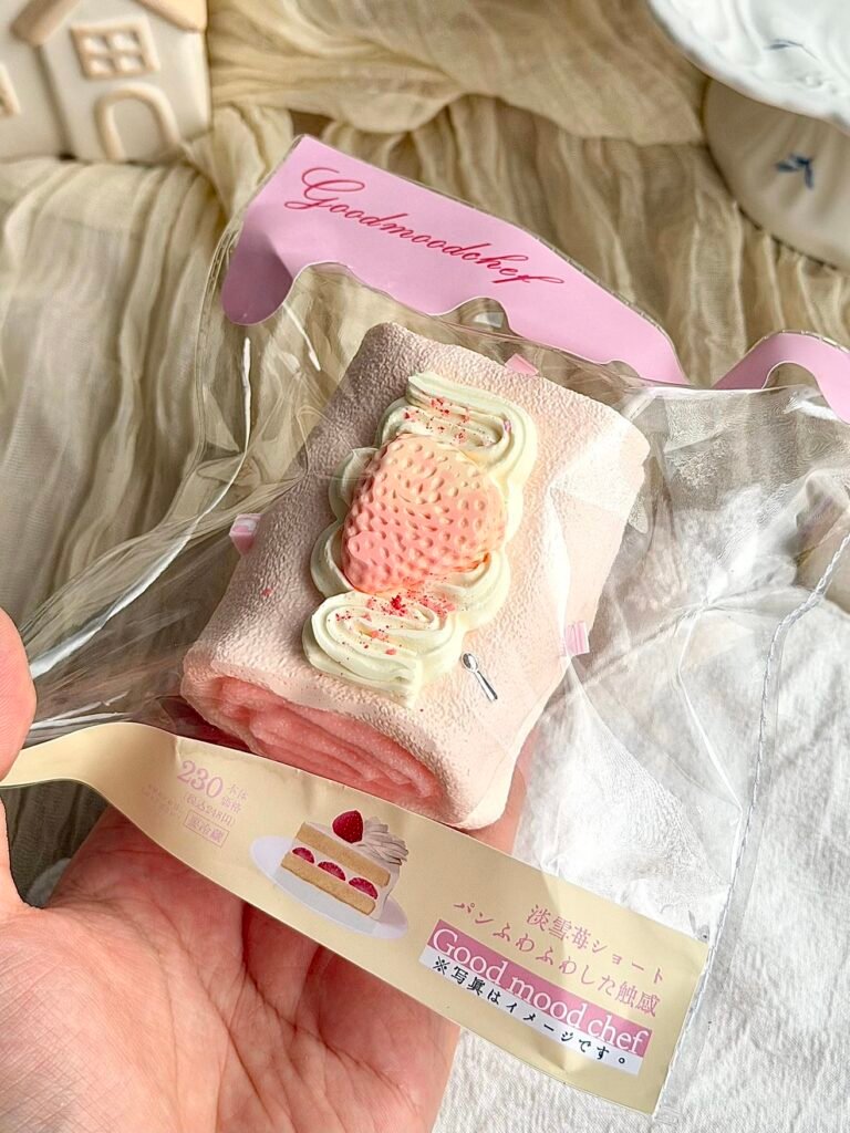 7036 Good Mood Chef Light Snow Strawberry Towel Roll (Wet Cheese Clay Texture Series) / Good Mood Chef 淡雪草莓毛巾卷(湿酪泥触感系列)