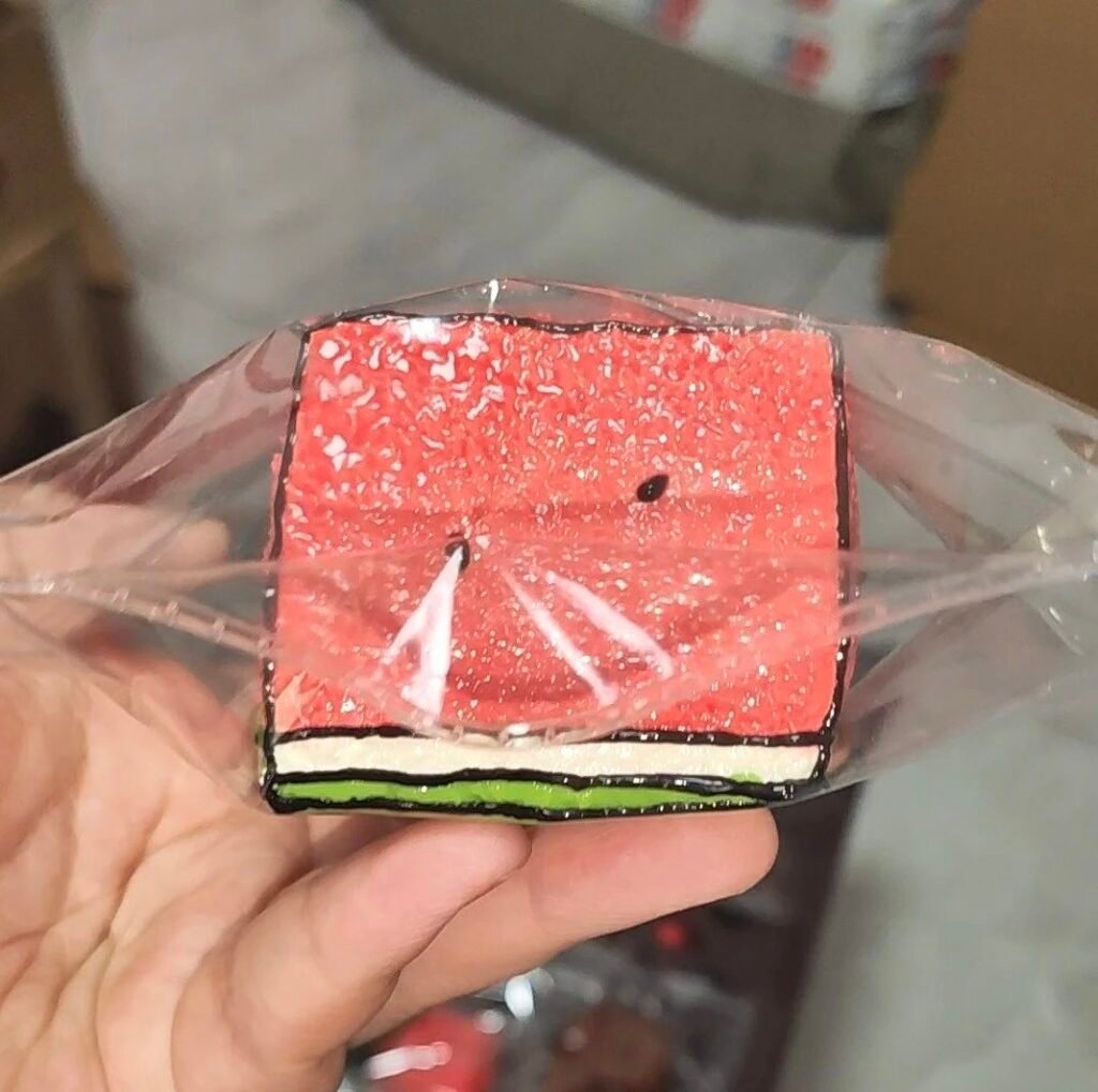 204024 GO UP Watermelon Flesh Cube with Rind - Cosmetic Defect (Dry Milk Cream Texture Series) / GO UP捏捏 果肉小方(有瓜皮版)(外观瑕疵)(干奶膏触感系列)