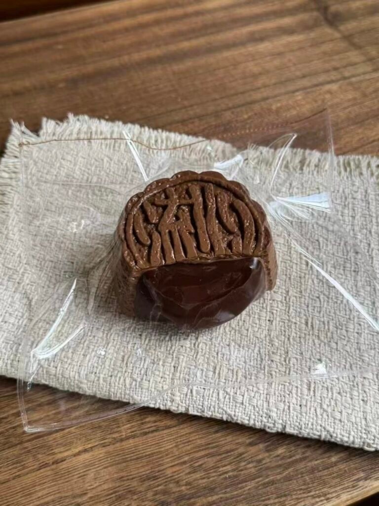 347025 Happy Hamburger Rich Chocolate Lava Mooncake (Soft Clay Texture Series) / 开心汉堡包 浓巧流心月饼（软黏土触感系列）