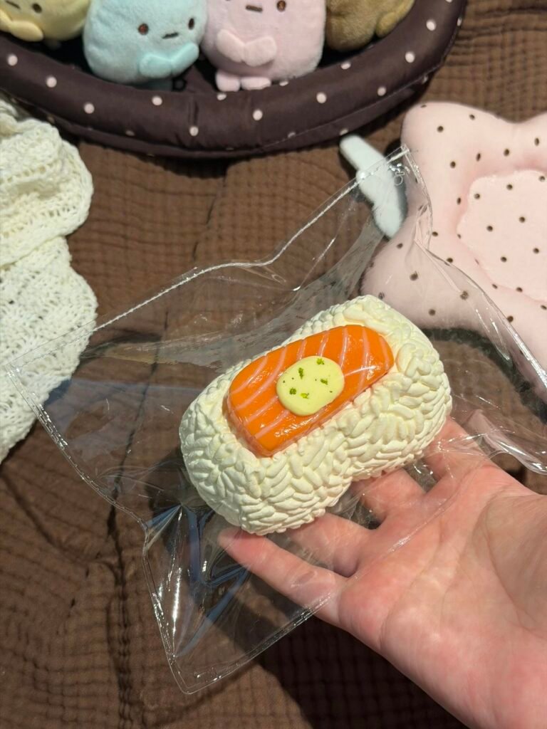 66010 HooHoo Squishy Salmon Rice Ball (Dry Cream Texture Series) / HooHoo捏 三文鱼饭团（干奶油触感系列）