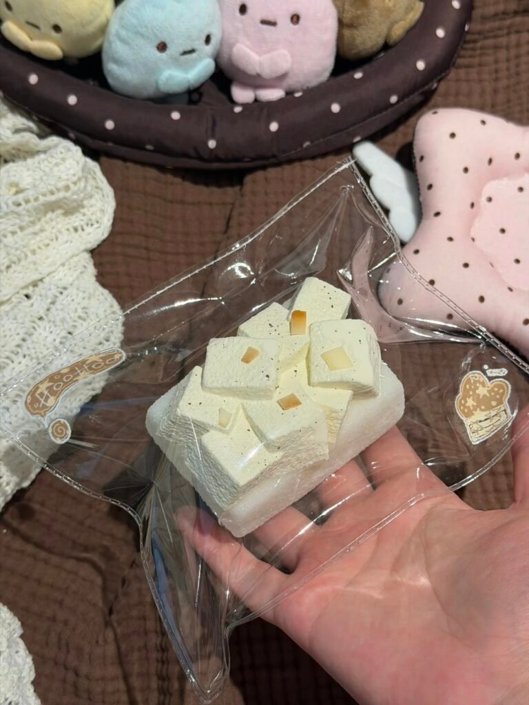 66018 HooHoo Squishy Coconut Cube Milk Cake - With Coconut Flakes (Glutinous Cream Texture Series) / HooHoo捏 椰块奶糕·含椰子片（糯奶油触感系列）