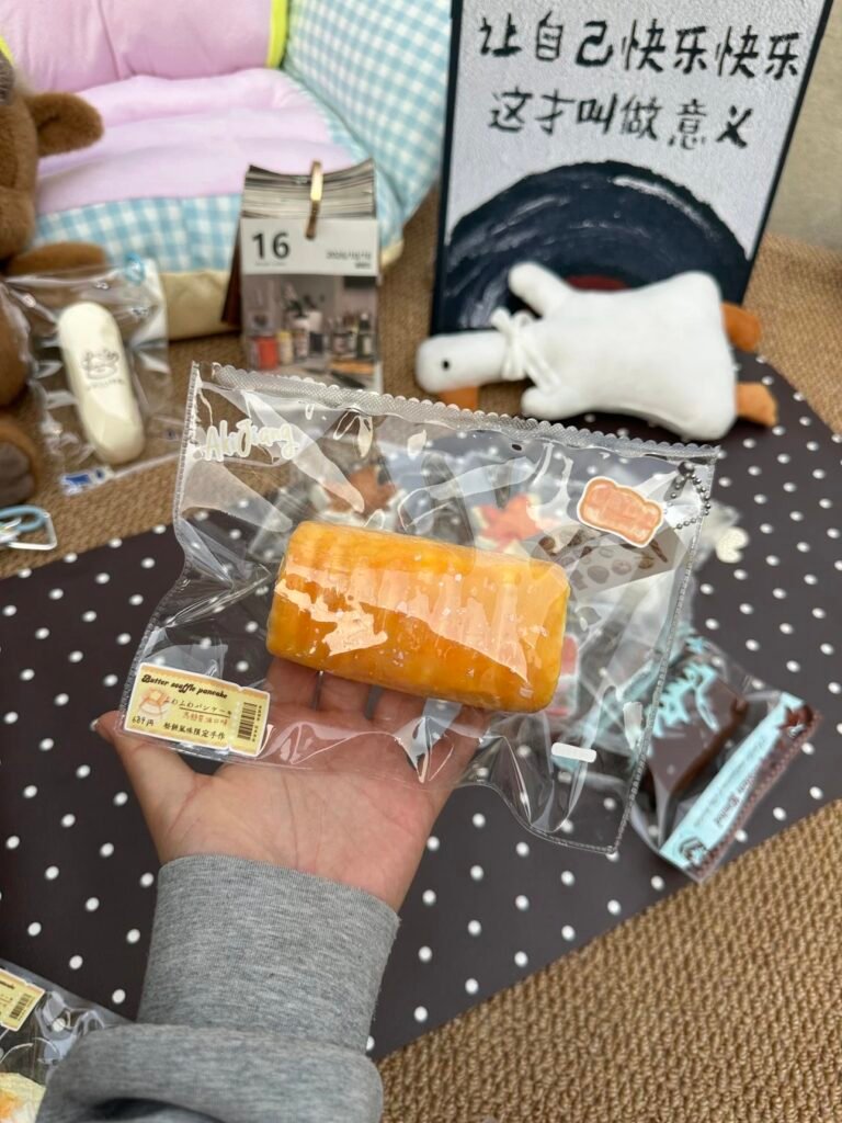 548004 Happy Pig Caterpillar Vintage Cream Bread Roll (Yogurt Clay Texture Series) / 快乐猪猪 毛毛虫老式奶油面包卷（酸奶泥触感系列）
