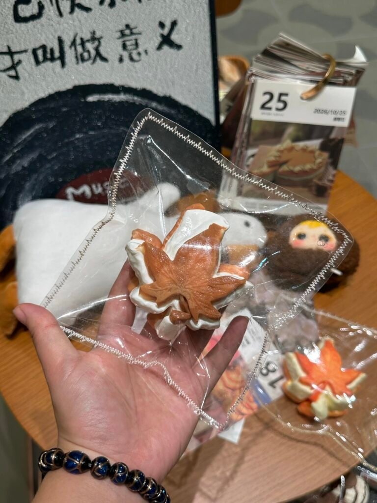 548008 Happy Pig Winter Fallen Leaf (Yogurt Clay Texture Series) / 快乐猪猪 冬天的一片落叶（酸奶泥触感系列）