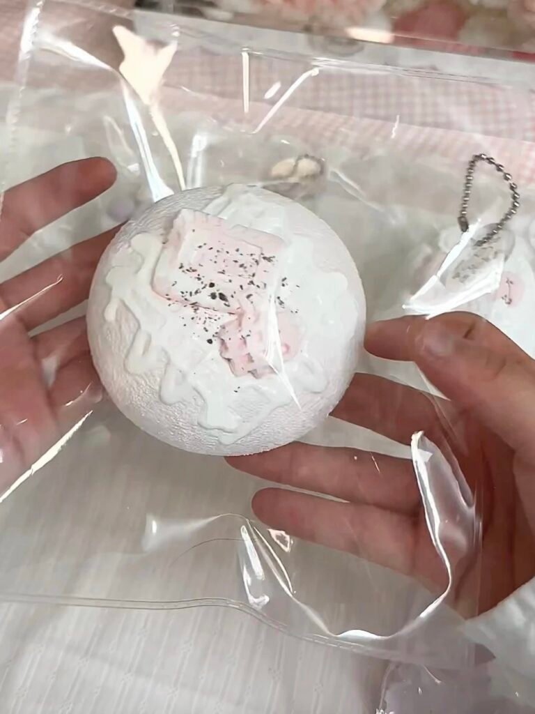 523008 Hunini Chocolate Strawberry Round Cookie (High-Resistance Cream Cheese Clay Texture Series) / hunini 巧莓饼干小圆（乳酪泥加阻触感系列）